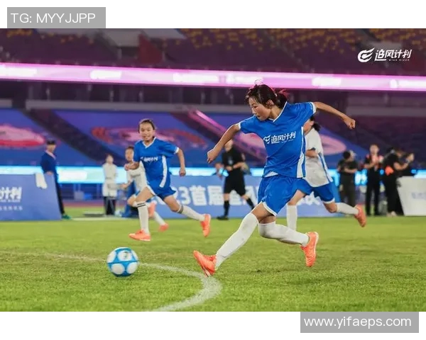 足球巨星幕后生活揭秘：从训练场到私人时光的日常点滴