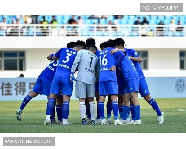 足球传奇同框 燃情对决震撼合影 展现超凡实力与球场风采